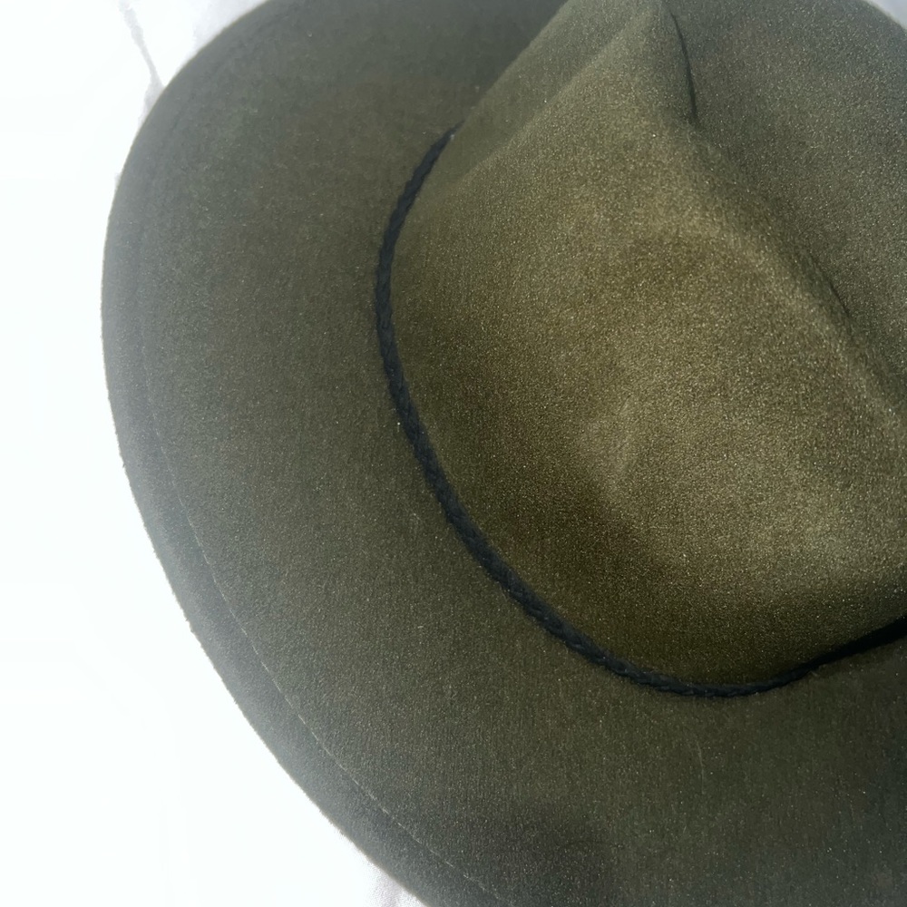 Color Green militar Hat, very good condition, semi new.